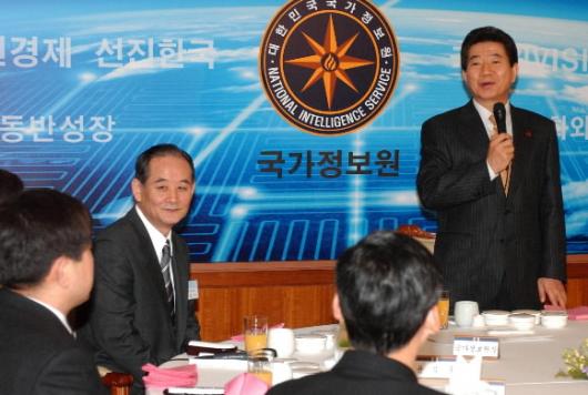 노무현 대통령이 20일 국정원에서 고영구(왼…
