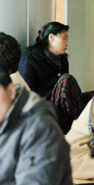 23일 오후 서울 중구 봉래동 서울역 대합실에서 여성 노숙자가 벽에 기댄 채 멍하니 시간을 보내고 있다. 강성남기자 snk@seoul.co.kr