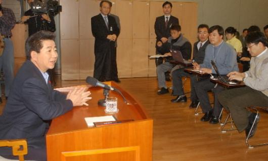 노무현 대통령이 23일 청와대 춘추관에서 민…