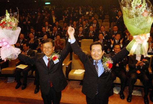 열린우리당 정세균(오른쪽), 원혜영(왼쪽) …