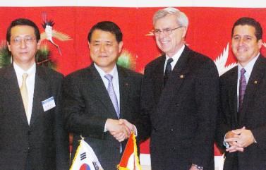 김쌍수(왼쪽에서 두번째) LG전자 부회장과 …