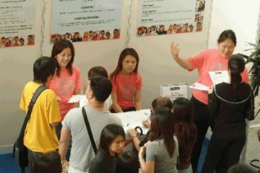 지난해 말 싱가포르 노동력개발청에서 주관한 평생학습 페스티벌 행사에서 참가 업체 직원들이 참가자들의 질문에 답변하고 있다.