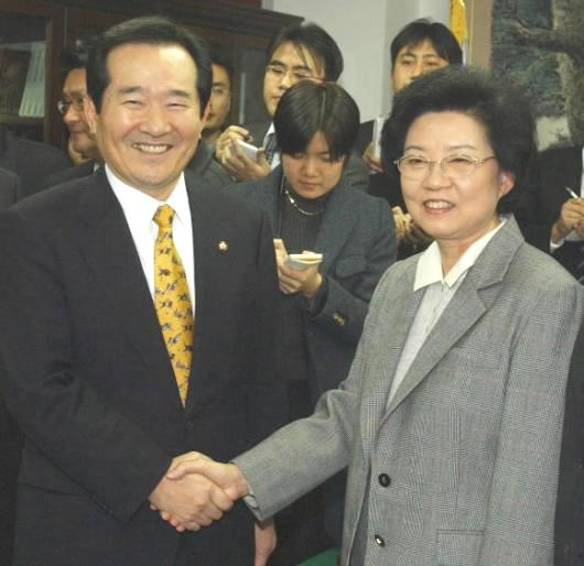 열린우리당 정세균(왼쪽) 원내대표가 26일 …