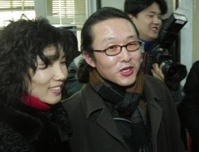 서울대와 7년에 걸친 법정공방 끝에 고등법원에서 승소한 김민수(오른쪽)씨가 판결이 내려진 뒤 부인 김성복씨와 환하게 웃고 있다. 서울신문 포토라이브러리