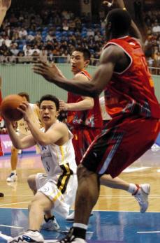 한국올스타팀의 김승현이 28일 잠실실내체육관에서 열린 중국올스타팀과의 경기에서 상대 장신 수비 사이를 파고들어 골밑을 노리고 있다.  잠실 박진업기자  upandup@sportsseoul.com