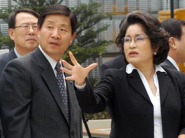 신세계 이명희(오른쪽) 회장이 지난 2003년…