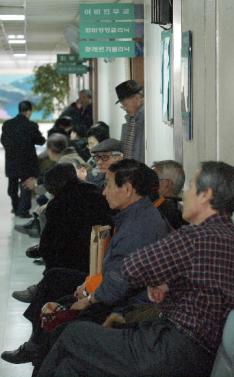 서울 강동구 둔촌동 보훈병원에서 국가유공자로 인정받은 참전군인들이 진료를 받기 위해 줄지어 기다리고 있다.그러나 아직도 많은 참전용사들이 국가유공자로 인정받지 못한 채 치료비를 본인이 부담해야 하는 등의 어려움을 겪고 있다. 안주영기자 jya@seoul.co.kr