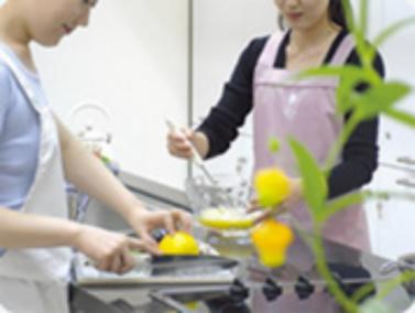 명절 음식을 만들고 있는 주부들. 전문가들…