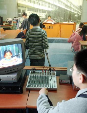 언주초등학교 학생들이 뉴스 제작 실습을 하…