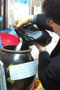 한 주민이 끼니를 걱정하는 이웃을 위해 마…