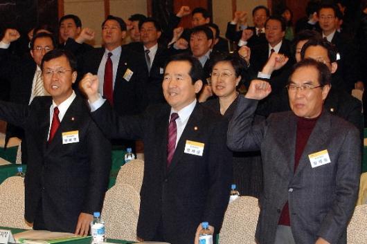 4일 열린우리당 임채정(앞줄 오른쪽부터) 의…
