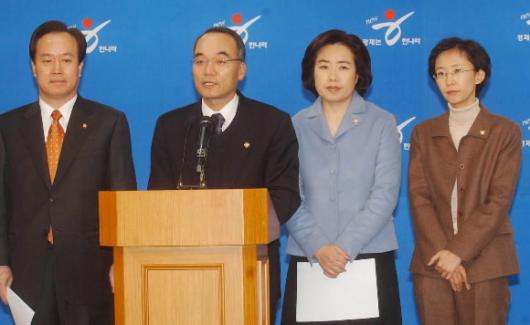 한나라당 의원들이 10일 염창동 당사에서 기…