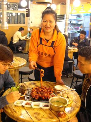 인천 부평 동암 전철역 앞에서 곰장어 전문…