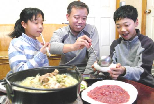 한 가족이 충천꿩농장의 식당에서 꿩샤부샤…