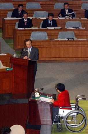 이해찬 국무총리가 17일 국회 본회의 사회문…