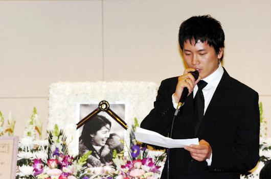 고인이된 이은주의 발인이 있기전 유가족 및 친지들과 영화인들이 참석한 가운데 추모제가 있었다. 추모사를 읽는 지성. 최재원기자 shine@sportsseoul.com