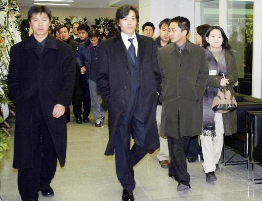 이병헌이 분향소를 나오고 있다.