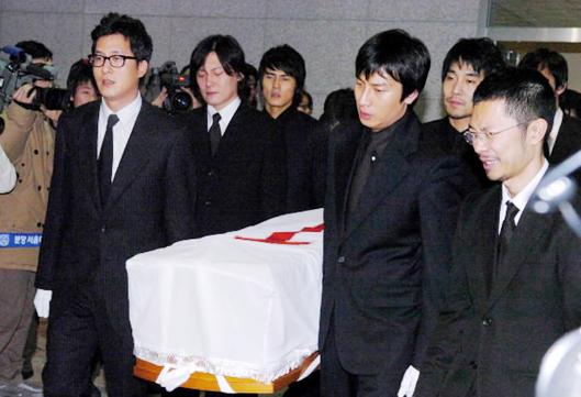 김주혁이 운구를 하고있다.  최재원기자 shine@sportsseoul.com