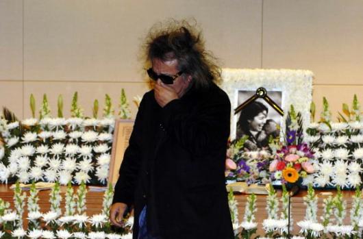 추모제에서 추모곡을 부른 뒤 슬픔을 가누지 못해 오열하는 전인권  김미성기자492naya@sportsseoul.com