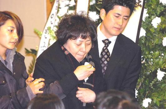 고 이은주의 어머니를 가수 바다가 부축한채 헌화하기위해 걸어나오고있다. 고인이된 이은주의 발인이 있기전 유가족 및 친지들과 영화인들이 참석한 가운데 추모제가 있었다.  최재원기자 shine@sportsseoul.com