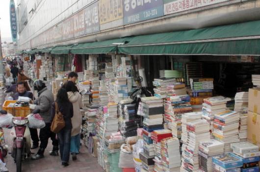 서울 중구 청계6가의 청계천변 헌책방들. 청…
