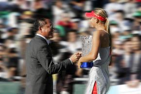 조동길 한솔 회장이 지난해 9월 ‘한솔 코리아오픈 테니스 대회’에서 우승한 마리아 샤라포바 선수와 악수를 하고 있다.테니스코리아 제공.