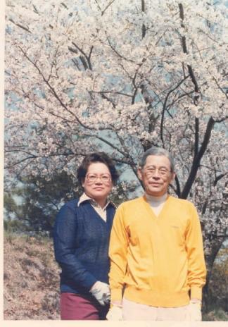 이인희 고문과 고 이병철 삼성 회장이 1984년 봄 경기 안양CC에서 골프 라운딩을 끝낸 뒤 벗꽃나무 앞에 다정한 모습으로 서 있다.한솔그룹 제공
