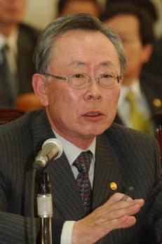 곤혹  부동산 투기의혹을 받고 있는 이헌재 경제부총리가 28일 국회 법제사법위원회에서 여야 의원들의 질의에 답변하고 있다. 오정식기자 oosing@seoul.co.kr