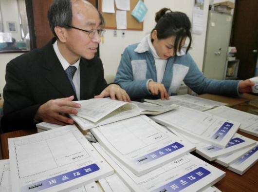 국회 사무처 직원들이 28일 여야 의원 294명…