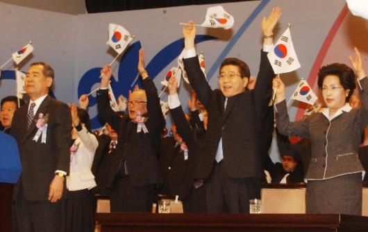노무현(오른쪽에서 두번째) 대통령이 부인 …