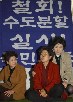 전재희(가운데) 한나라당 의원이 행정도시법…