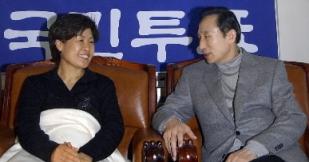 이명박(오른쪽) 서울시장이 6일 국회 한나라…