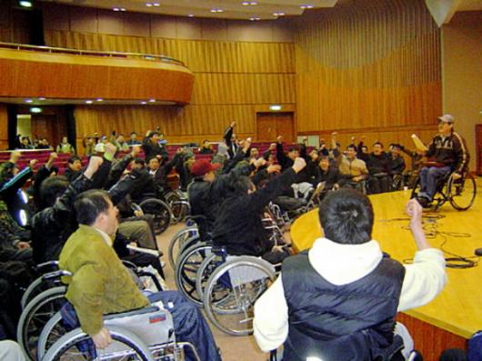 지난 2일 훨체어에 몸을 의지한 산재환자와…