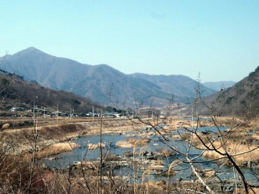 섬진강변에서 바라본 진메마을 풍경은 한폭…