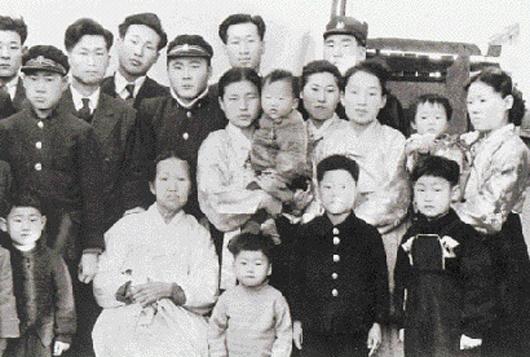 1953년 부산 광복동 시절의 정주영 가족. 뒷…