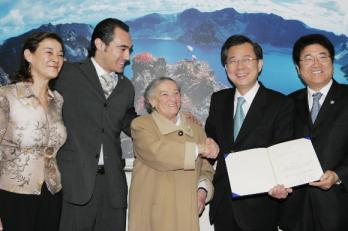 안익태 선생의 부인 롤리타 안(가운데) 여사…