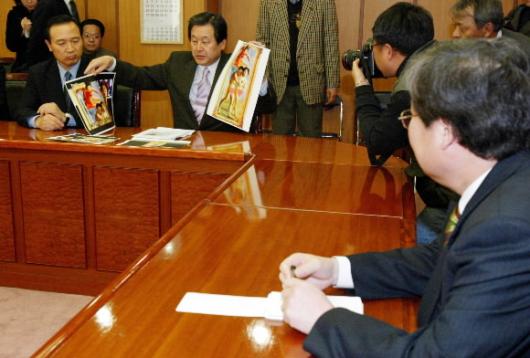한나라당 김무성(왼쪽 두번째) 사무총장이 …