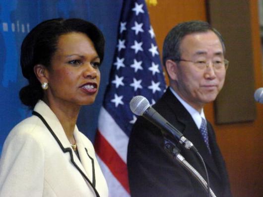 반기문 외교부장관과 콘돌리자 라이스(왼쪽…