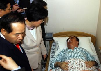 “빨리 일어나셔야죠”