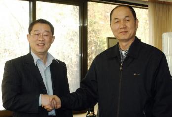 이수호(오른쪽) 민주노총 위원장이 21일 한…