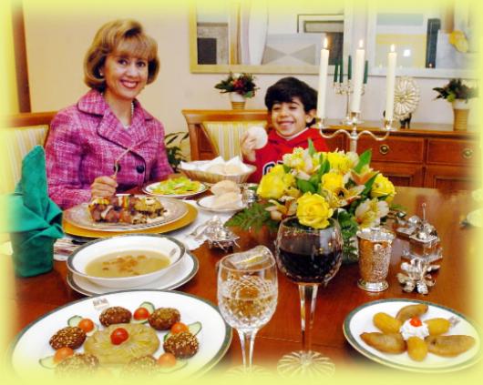 아르비 헬미 이집트 대사 부인이 피타빵을 든 아들 카림(오른쪽)과 함께 즐겁게 식사를 하고 있다.