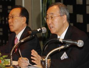 반기문(오른쪽) 외교통상부장관이 25일 서울…