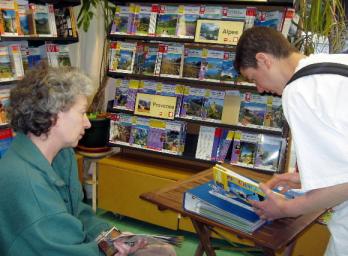 프랑스 랑도네 협회가 운영하는 파리 리케가의 랑도네 정보센터에서 28일 한 젊은이가 직원의 설명을 들으면서 자료를 찾고 있다. 파리 함혜리특파원