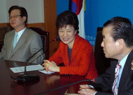 한나라당 박근혜(가운데) 대표가 28일 오전…