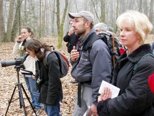 생태계 탐사를 테마로 한 랑도네에 참가한 파리 시민 10여명이 지난 26일 새 소리를 들으면서 파리 교외의 퐁텐블로 숲을 돌아보고 있다. 파리 함혜리특파원