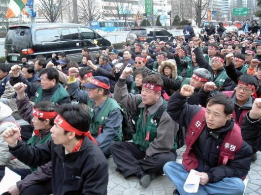  전국의 민간위탁 환경미화원들이 지난 25일…