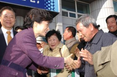 박근혜(왼쪽 앞) 한나라당 대표가 29일 전남…