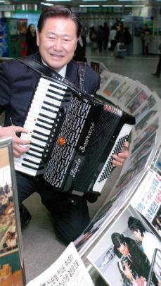 장학금 모금 거리공연에 나선 4선의 신순범…