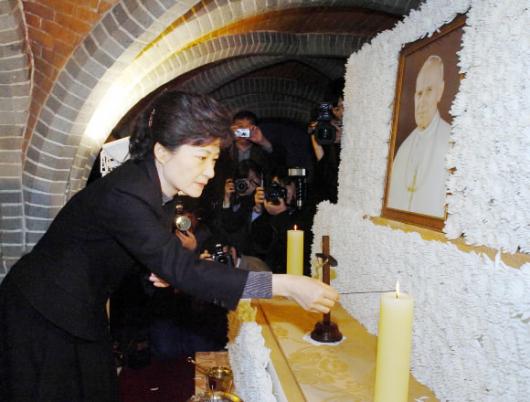 3일 명동성당을 찾은 우리당의 한나라당 박근혜대표가 서거한 교황 요한 바오로2세의 영전에 분향, 참배하고 있다.  최해국기자 seaworld@seoul.co.kr