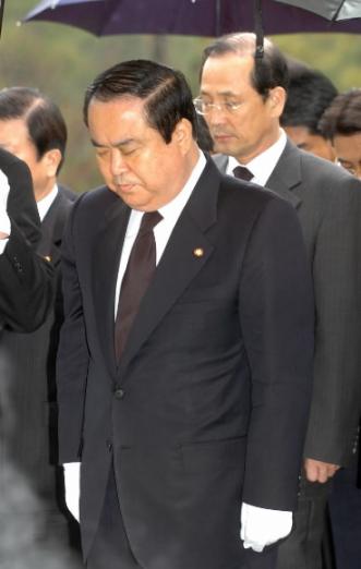 문희상 의장을 비롯한 열린우리당의 신임 지도부가 3일 아침 국립현충원을 방문해 참배하고 있다. 최해국기자 seaworld@seoul.co.kr
